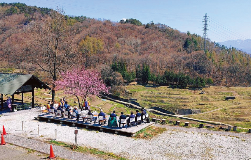 青空の下での総 会