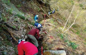 本木・早稲谷　堰と里山を守る会江浚いのボランティア