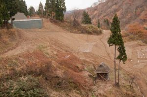 "国道405号線に面した留守原の棚田では復旧工事が始まっていた。 撮影者：萩谷敦　撮影地：十日町市松之山天水島留守原　撮影日：2010年7月16日