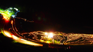 あぜの万燈（ロウソク等の火の光バージョン）白米棚田 撮影者：川口　喜仙　撮影地：白米棚田（輪島市／石川県）　撮影日：2012年10月13日