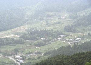 「愛媛県東温市　井内峠近の集落」　撮影者：北出公洋 撮影地：愛媛県東温市　井内峠近の集落　撮影日：2002年6月