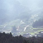 「愛媛県東温市の”白猪の滝”の集落」　撮影者：北出公洋 撮影地：愛媛県東温市の”白猪の滝”の集落　撮影日：1999年10月