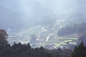 「愛媛県東温市の”白猪の滝”の集落」　撮影者：北出公洋 撮影地：愛媛県東温市の”白猪の滝”の集落　撮影日：1999年10月