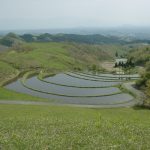 「熊本県阿蘇郡産山村の「扇田」」　撮影者：長尾雅彦 撮影地：熊本県阿蘇郡産山村　撮影日：平成21年4月30日